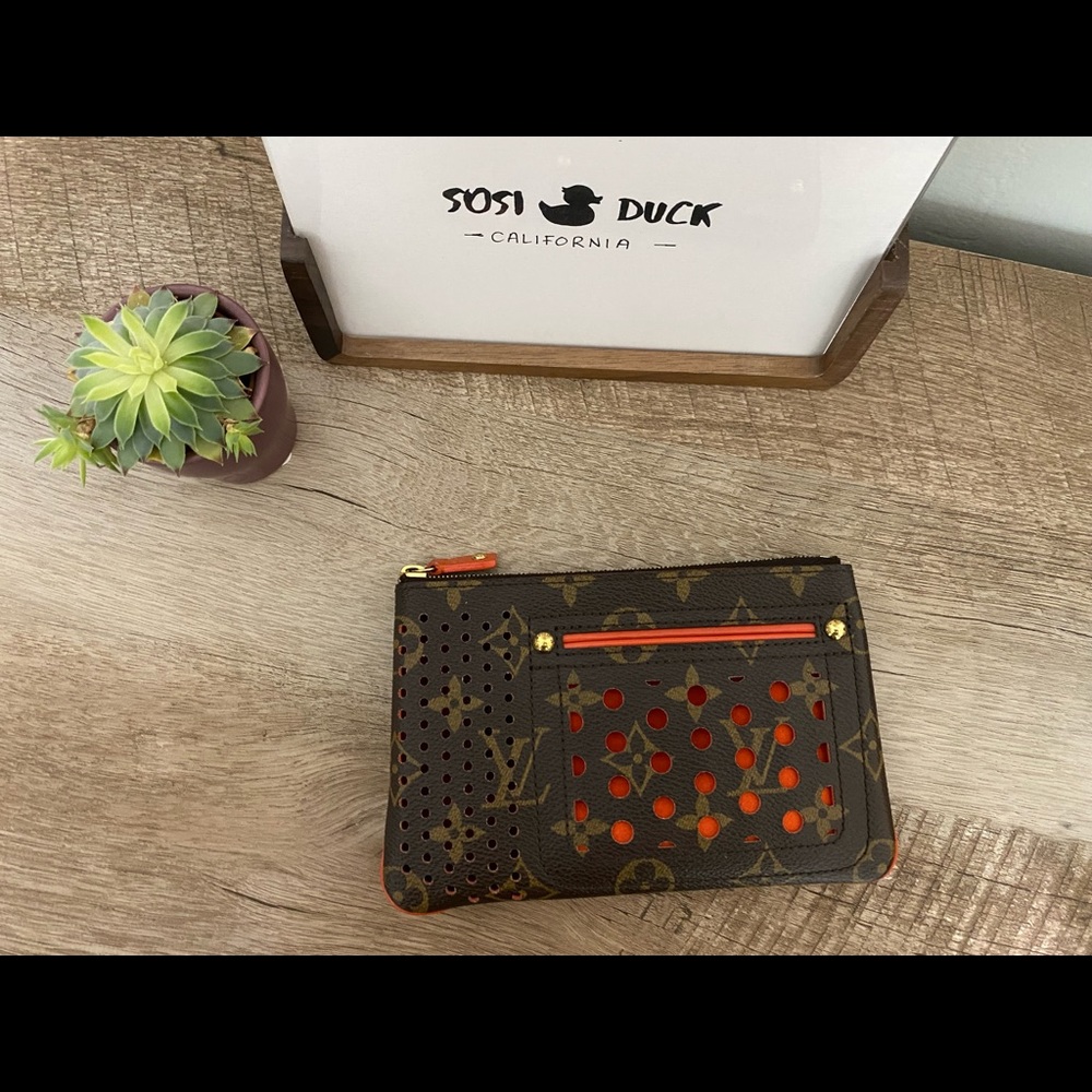 Perforated Pochette Plat